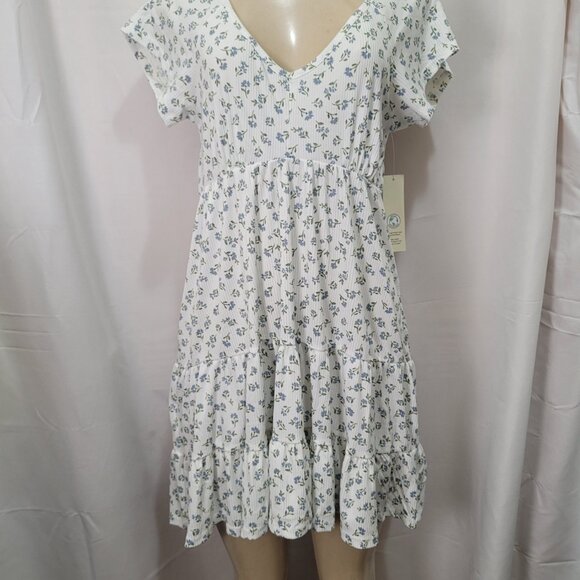 No Boundaries Size Large Woman's Floral dress. - Picture 2 of 11